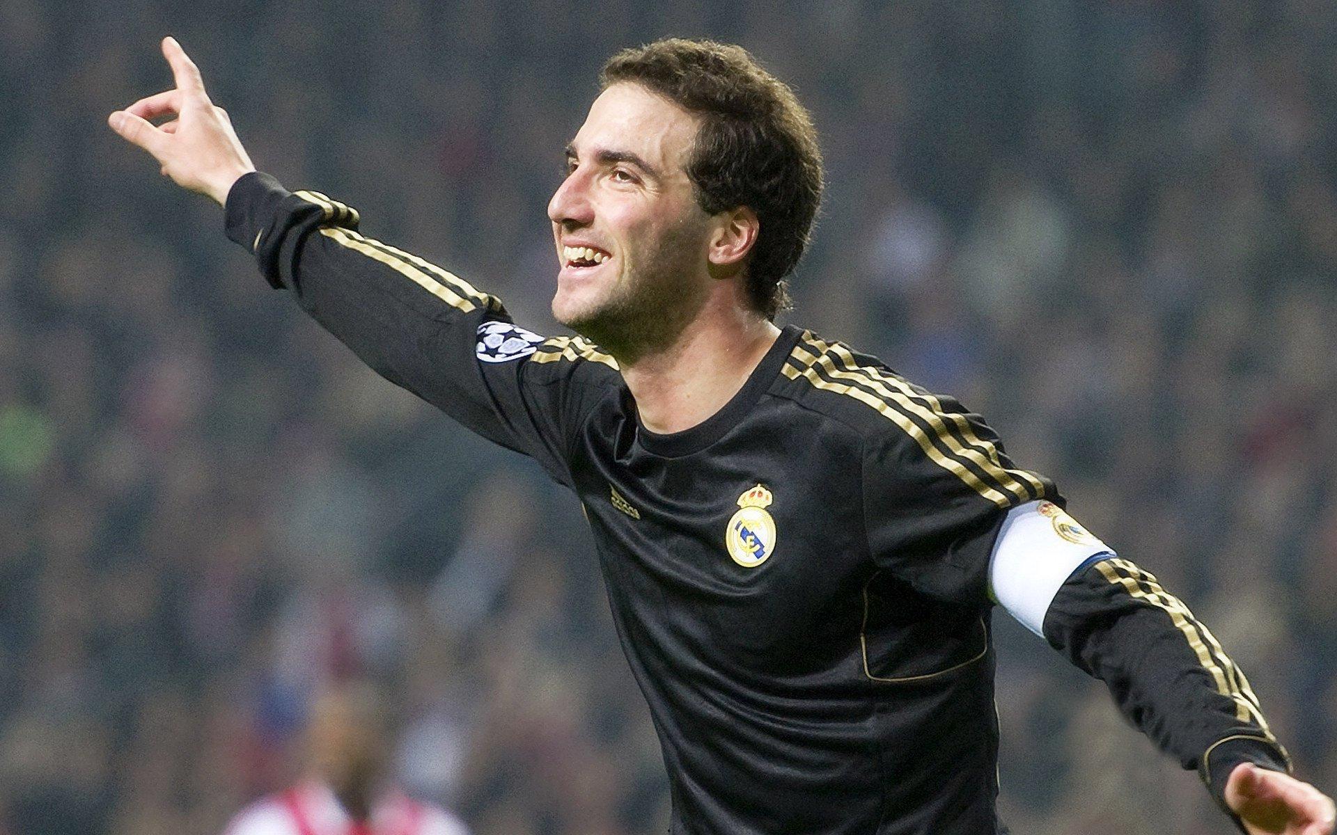 队报,多纳鲁马英超赛场连演神迹,巴黎球迷为门神之光欢呼雀跃