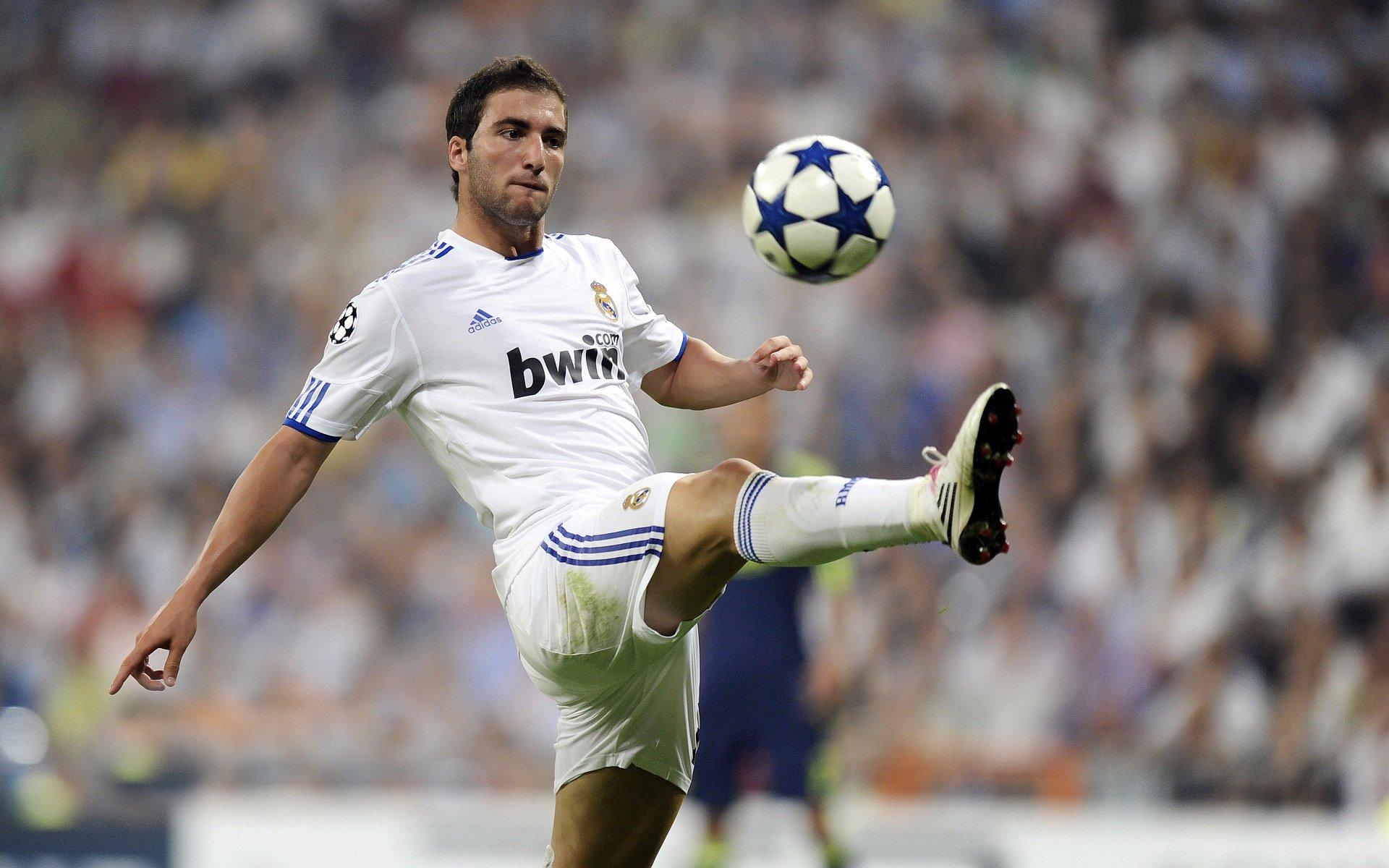 意甲新贵科莫再追德国国脚佳夫，防线补强计划现转机